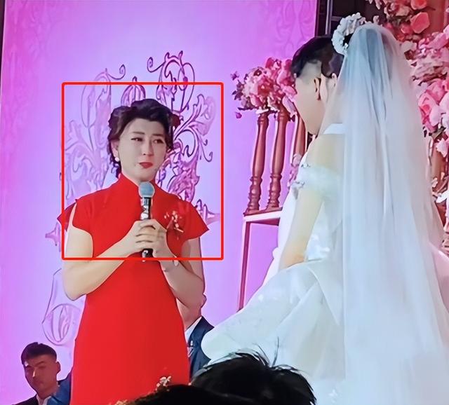 闫学晶个人简历及婚姻，她二婚生宝宝又做婆婆