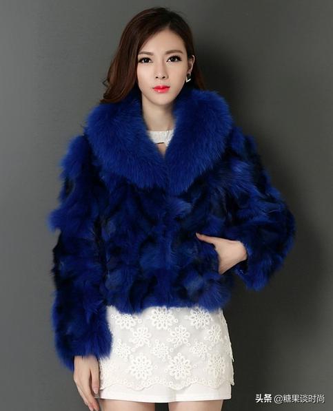 黑色皮草搭配图片，黑色长款皮草外套冬季搭配（穿黑色皮草配围巾品味真高）
