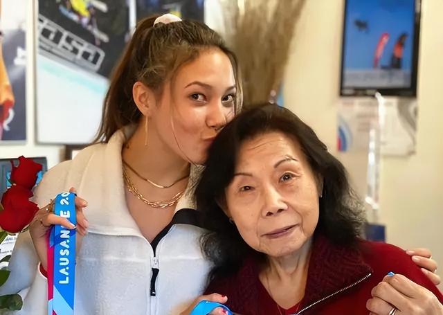 谷爱凌综艺首秀，谷爱凌参加开学典礼