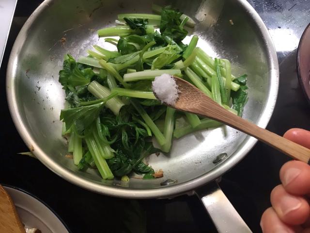 芹菜炒豆腐干的家常炒法，厨师长教你做芹菜炒豆腐干