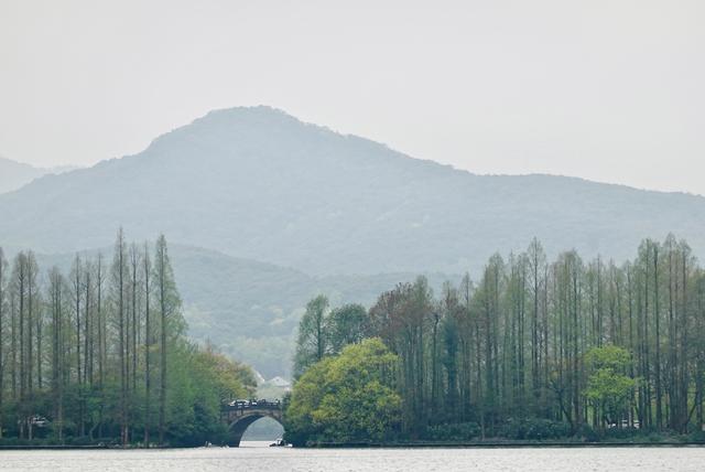 杭州西湖之白堤，“白堤”名出白居易