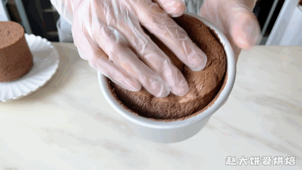 制作最简单的蛋糕爆浆蛋糕，杯子蛋糕里加点料就成了爆浆蛋糕