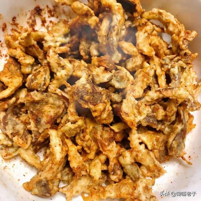 炸蘑菇一定要多加这两种配料，炸蘑菇时面糊是关键