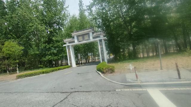 盘锦向海大道与商贸北街交叉路口，盘锦市向海大道