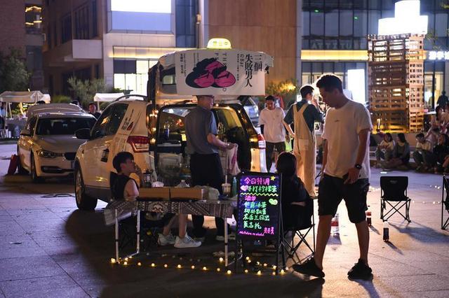 陕西西安城墙下的早市，记者探访夜幕下的西安