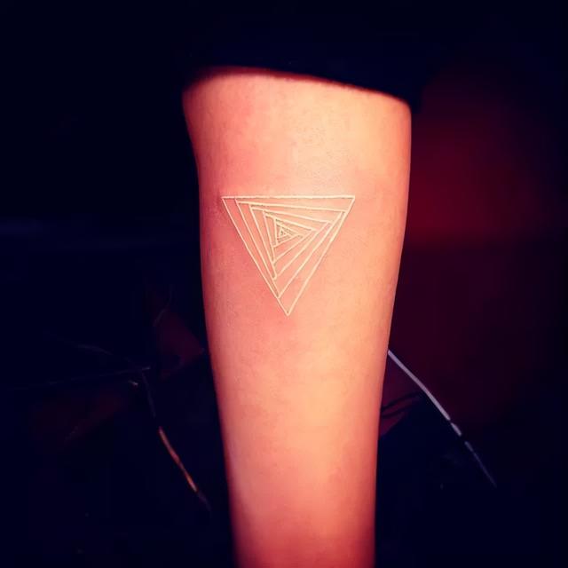 纹身隐形图案，鸽子血不一定能满足你