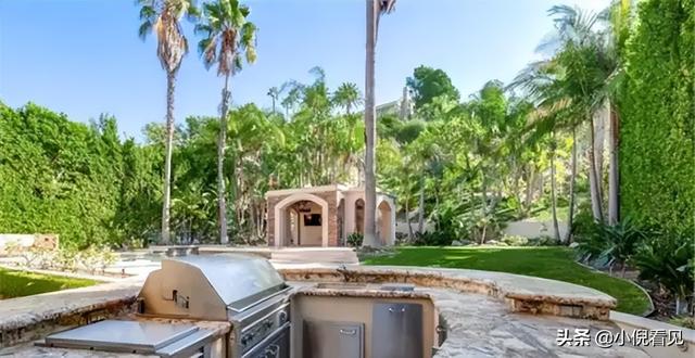 女主持人董卿近况，49岁董卿回农村吃席