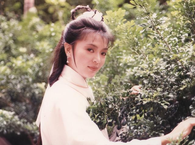 周润发现在的真实现状，晨跑时热情地给考生加油