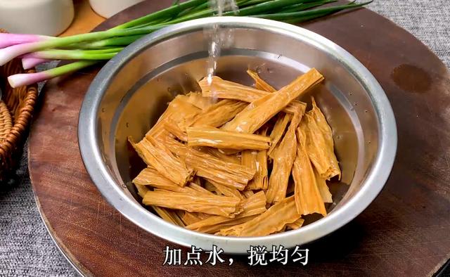 五花肉焖腐竹家常做法，腐竹焖五花肉肉香肥而不腻