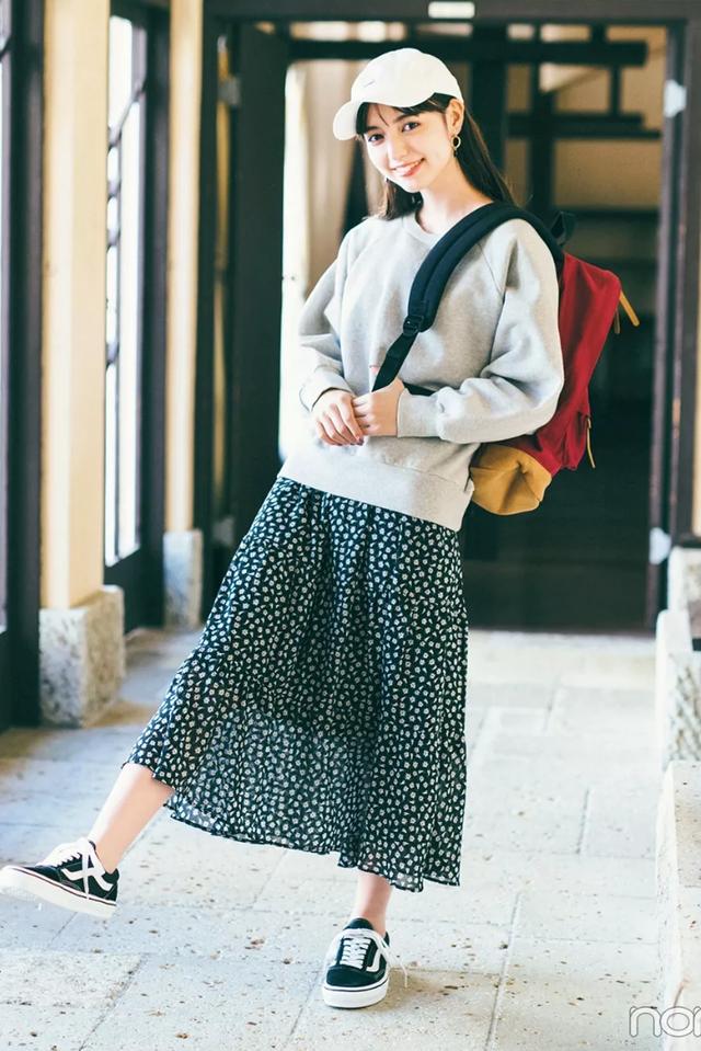 卫衣半裙早秋混搭时髦有女人味，卫衣＋半裙＝时髦又有女人味的早秋穿搭