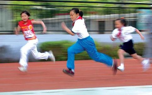 新手怎么练习跑步姿势，体育老师秘籍之