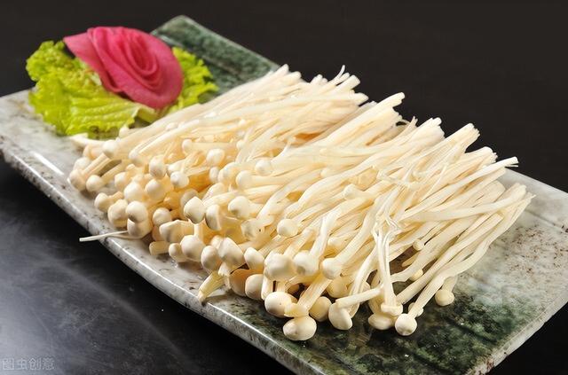 金针菇用不用焯水，金针菇到底焯水不（金针菇与茄子一锅焖你吃过吗）