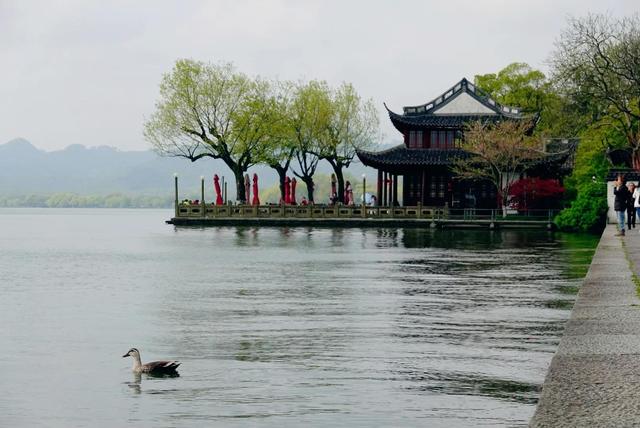 杭州西湖之白堤，“白堤”名出白居易