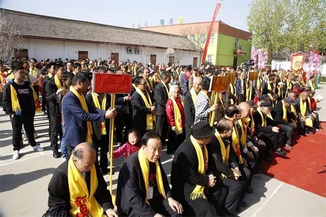 在家翻一百年以前的老族谱，想知道祖上兴不兴旺
