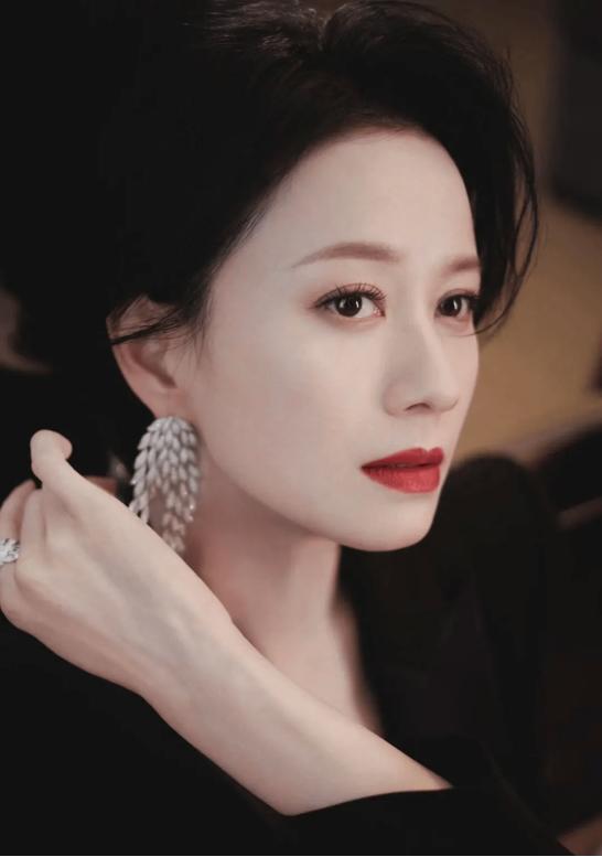 柳岩傲人的身材一直备受网友羡慕，吴尊模仿球星动作