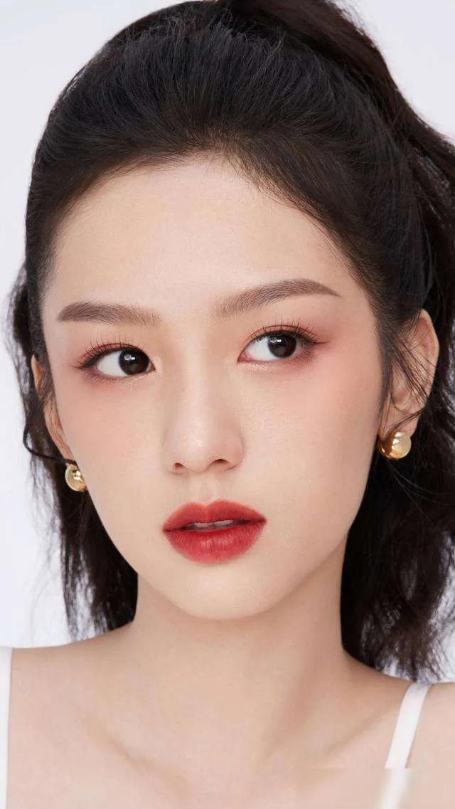 圆脸适合什么眉，圆脸适合怎样的眉形（圆脸适合的眉形在这里）