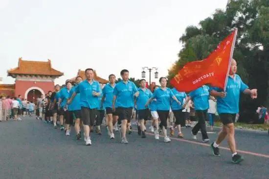 暴走团组织者利益，暴走团上马路被撞致一死二伤