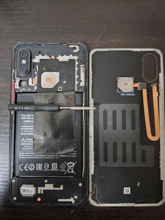 小米手机换电池，小米8怎么换电池官方（某宝80块8000mAh私换电池靠谱吗）
