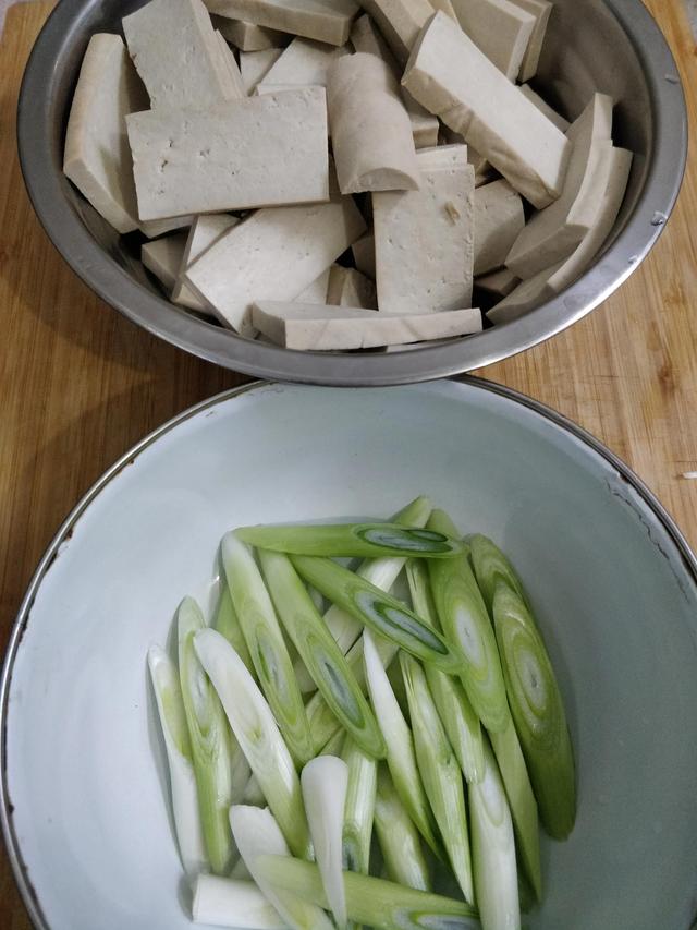 大葱炒豆腐的做法，大葱炒豆腐家常做法大全（家庭版本的营养美食）