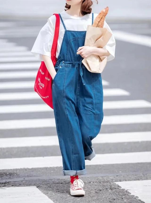 34岁杨幂近照显疲态，次次艳压00后小花