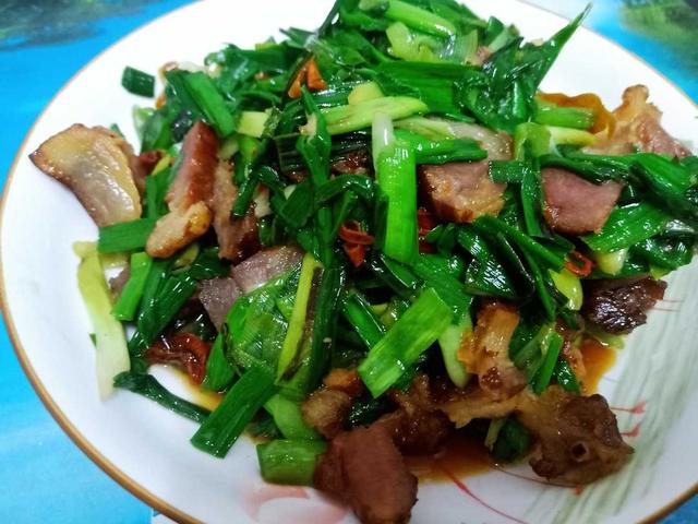 简单又家常的蒜苗做法，2块钱的蒜苗你像我这样做