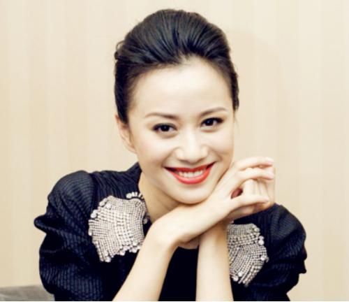 柳岩傲人的身材一直备受网友羡慕，吴尊模仿球星动作