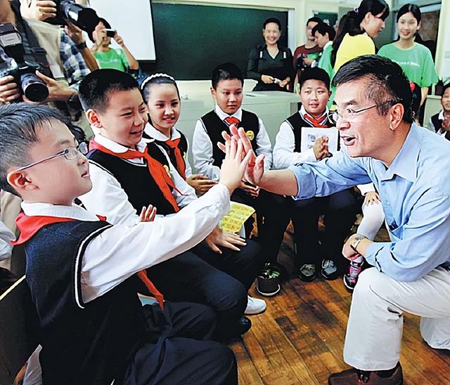 卸任驻华大使的骆家辉疯狂捞金，华裔骆家辉（靠一张中国脸成为美国高官）