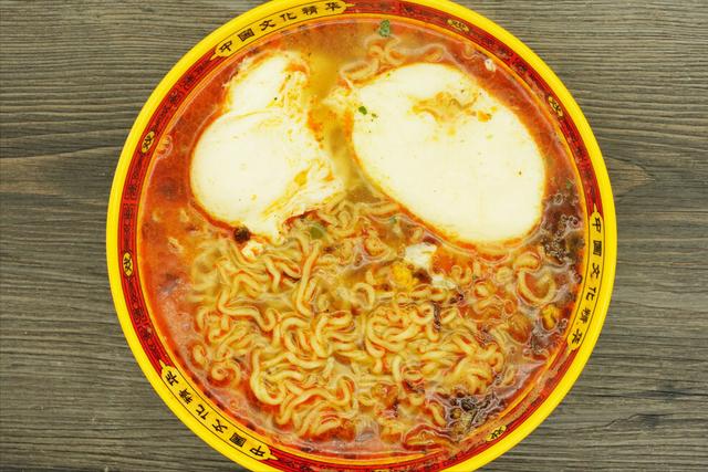 荷包蛋是冷水下锅还是热水下锅，水煮荷包蛋的正确方法及时间