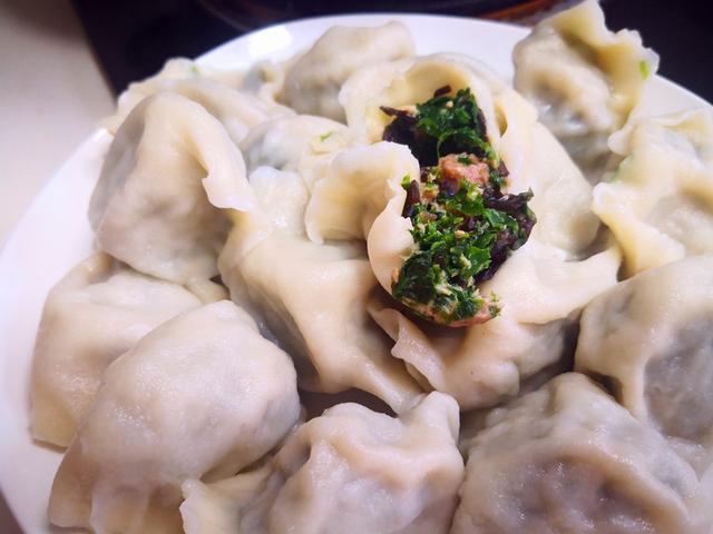 白菜芹菜猪肉饺子怎么做才好吃，我家的白菜芹菜猪肉饺子特别香