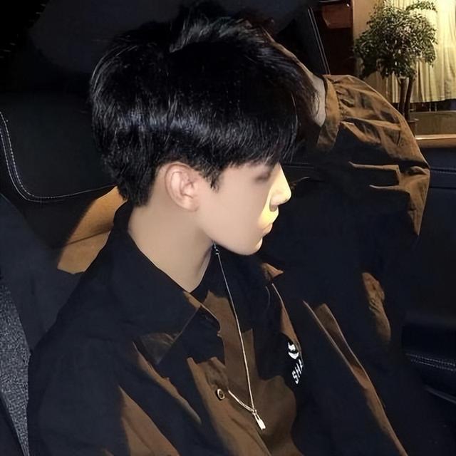 高冷男神必备头像背影小学生，青春满满的孤独感少男头像