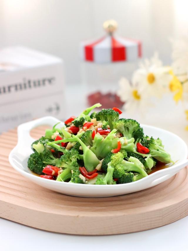 西兰花怎么炒好吃，一般的西兰花怎么炒好吃（有人焯水、有人直接炒）
