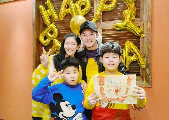 胡可和沙溢年轻照，沙溢为妈妈晒照庆生