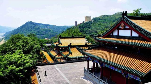 重庆有哪些地方，重庆必去的十个地方（建筑公路复杂多变也被网友戏称为“迷宫一样的城市”）