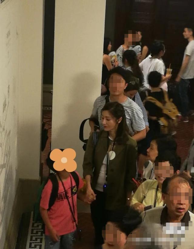 李嘉欣病愈出院素颜出镜，李嘉欣出院后被偶遇