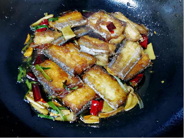 带鱼家常简单做法红烧带鱼，先炸后炖更美味