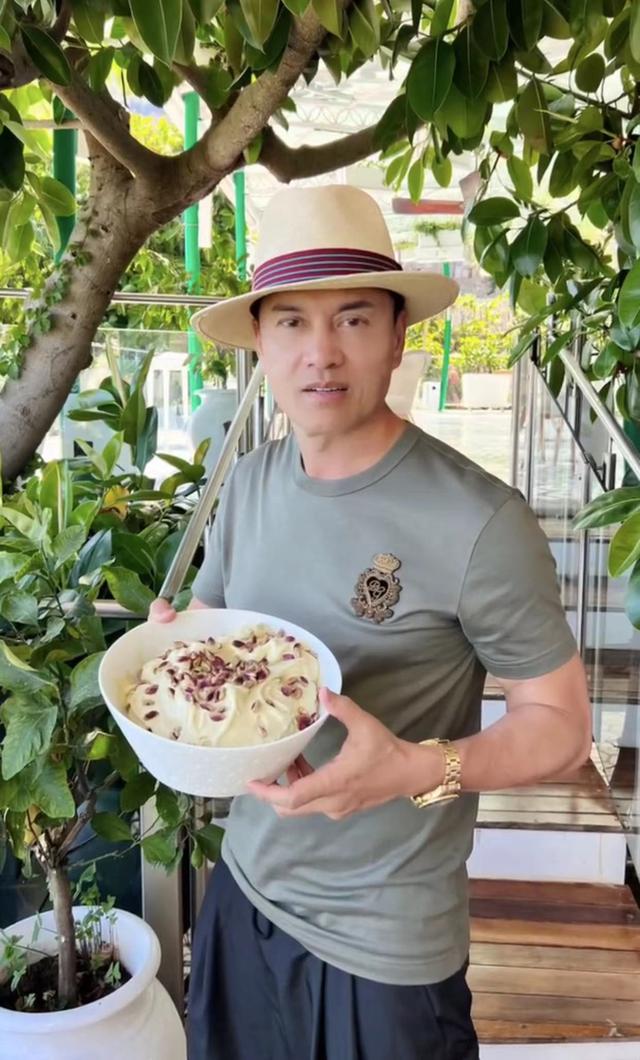 吕良伟和老婆出席活动，吕良伟一家环游各国