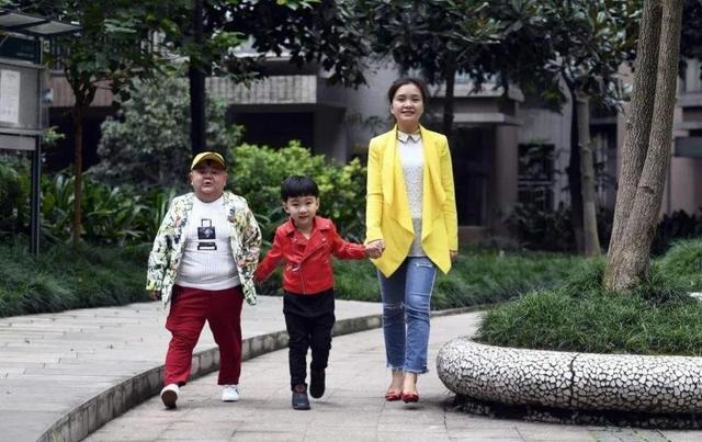 李连红和袖珍人一家，农村“袖珍人”张荣的“绝地”反击