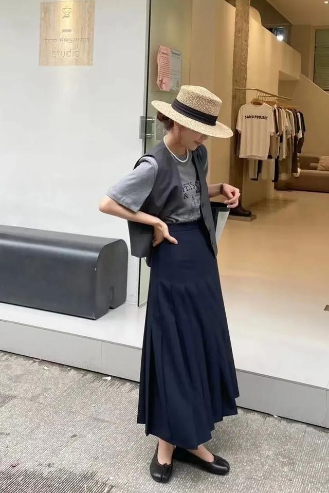 34岁杨幂近照显疲态，次次艳压00后小花