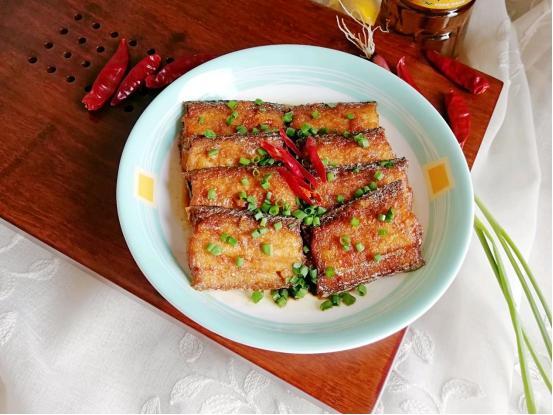 带鱼家常简单做法红烧带鱼，先炸后炖更美味