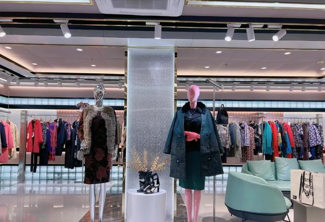 沐兰长袖女装，MORELINE.沐兰秋冬品牌折扣女装羽绒服风衣外套桑蚕丝连衣裙穿搭