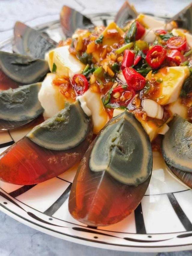 皮蛋豆腐凉拌的做法，皮蛋豆腐凉拌正宗的做法（一道清爽的家常凉拌菜）