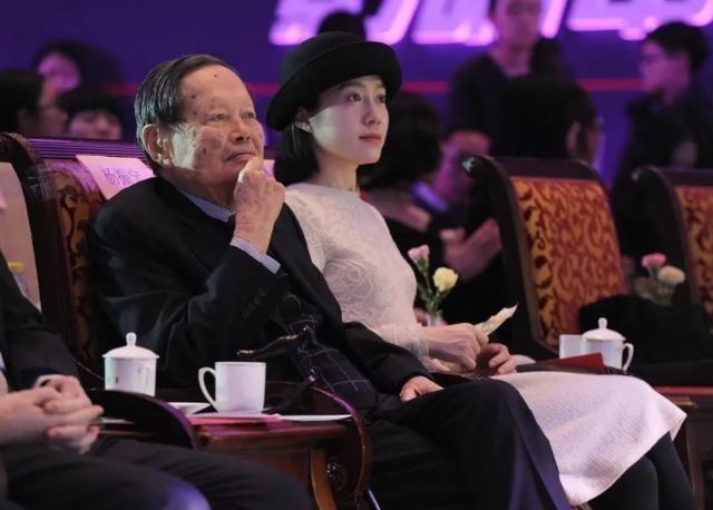 杨振宁和翁帆关系好吗，杨振宁和翁帆携手18年