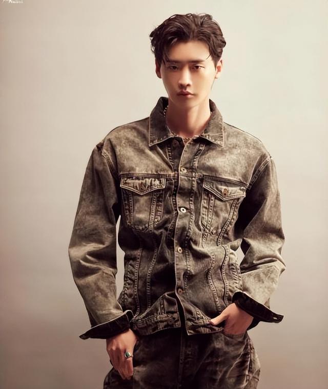 李钟硕机场事件，李钟硕发福机场照整个人胖了一圈