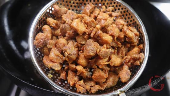 辣子鸡怎么做才香酥，饭店的辣子鸡为啥又香又酥