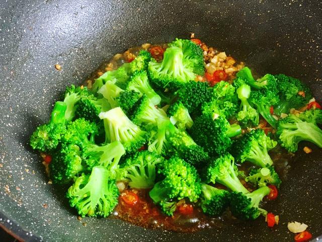 西兰花怎么炒好吃，一般的西兰花怎么炒好吃（有人焯水、有人直接炒）