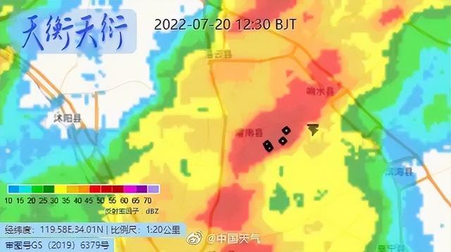 13级大风一家三口被刮跑，一地屋顶被刮飞