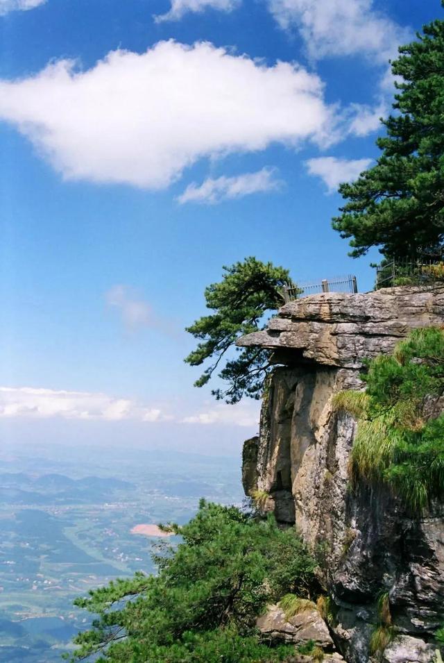 70岁以上老人旅游，70岁以上的老人旅游免门票吗（这些景区65岁以上老人免门票）