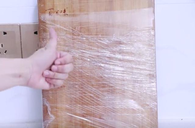 怎样快速清除菜板上的霉斑，污渍霉斑一擦就掉