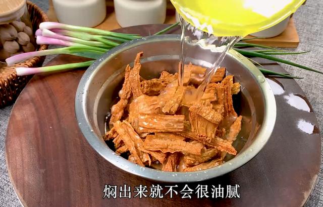 五花肉焖腐竹家常做法，腐竹焖五花肉肉香肥而不腻