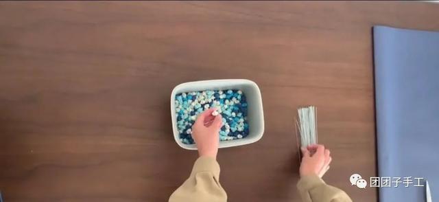 百合花玫瑰花满天星彼岸花折纸，天空蓝折纸星星花束教程